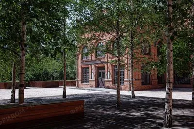 Двор комплекса «Фабрика Станиславского» с берёзовой аллеей. Фото с официального сайта собственника (O1 Properties).