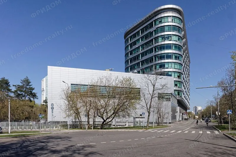 Бизнес-центр Principal Plaza, вид от Академического парка, май 2026. Автор: Retired electrician, Wikimedia Commons, CC0.