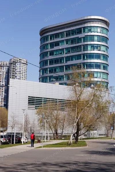 Бизнес-центр Principal Plaza, вид со стороны парка, май 2026. Автор: Retired electrician, Wikimedia Commons, CC0.