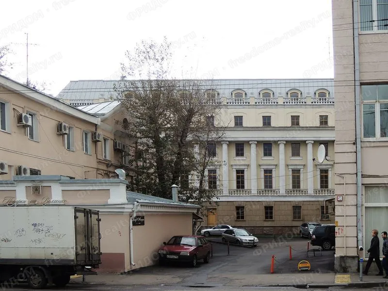 Улица Знаменка, 7, стр. 3, вид со стороны Волхонки. Автор: Shakko. Лицензия Wikimedia Commons: CC BY-SA 4.0.