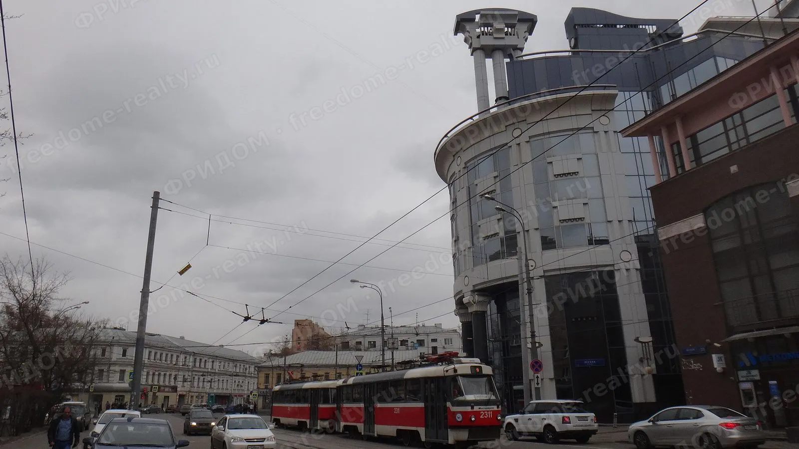 Угол Новослободской, Лесной и Палихи: справа — БЦ «Чайка Плаза 7». Фото: karel291, 2015. Лицензия Wikimedia Commons: CC BY 3.0.