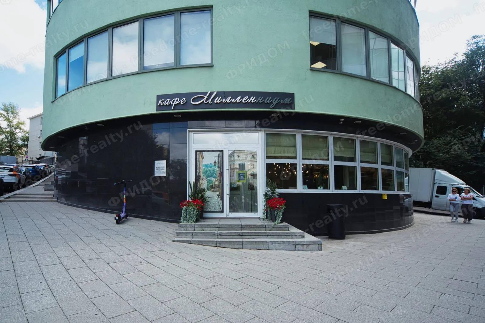Вход в кафе на первом этаже здания, официальный сайт millenniumhouse.ru.