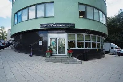 Вход в кафе на первом этаже здания, официальный сайт millenniumhouse.ru.