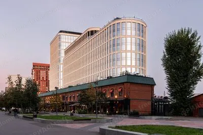 БЦ AFI Square, Грузинский Вал 11 — вечерний вид, корпус рядом с историческими зданиями