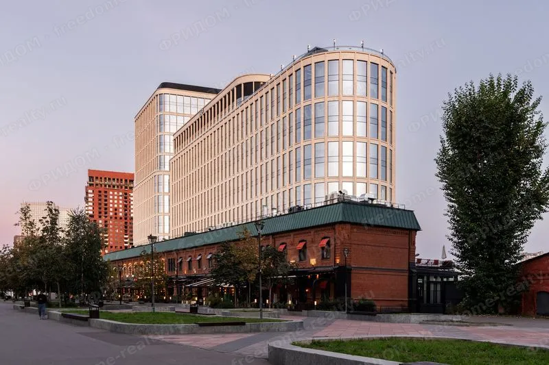 БЦ AFI Square, Грузинский Вал 11 — вечерний вид, корпус рядом с историческими зданиями