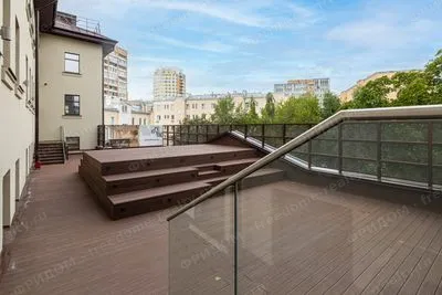 Терраса во внутреннем дворе бизнес-центра «Достоевский». Фото с сайта оператора Refolio.
