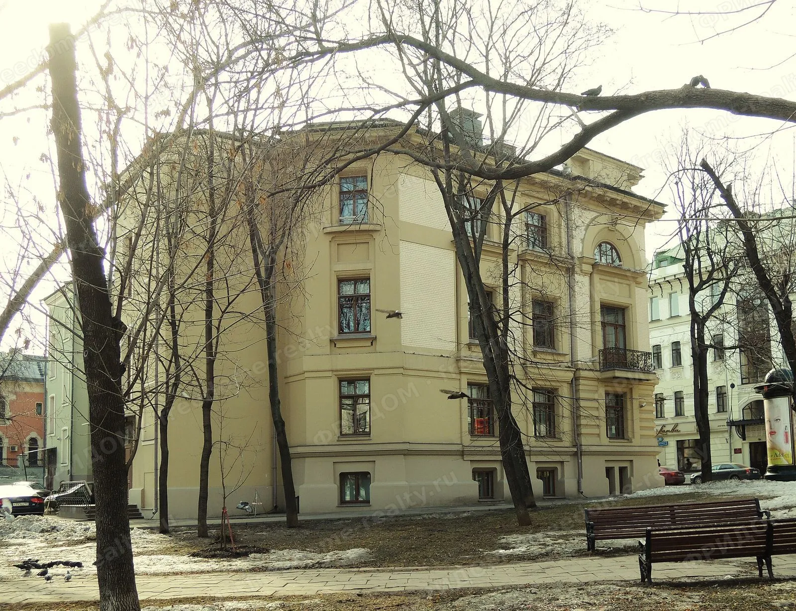 Остоженка, 17, вход, 2013. Автор: Shakko. Лицензия Wikimedia Commons: CC BY-SA 4.0.