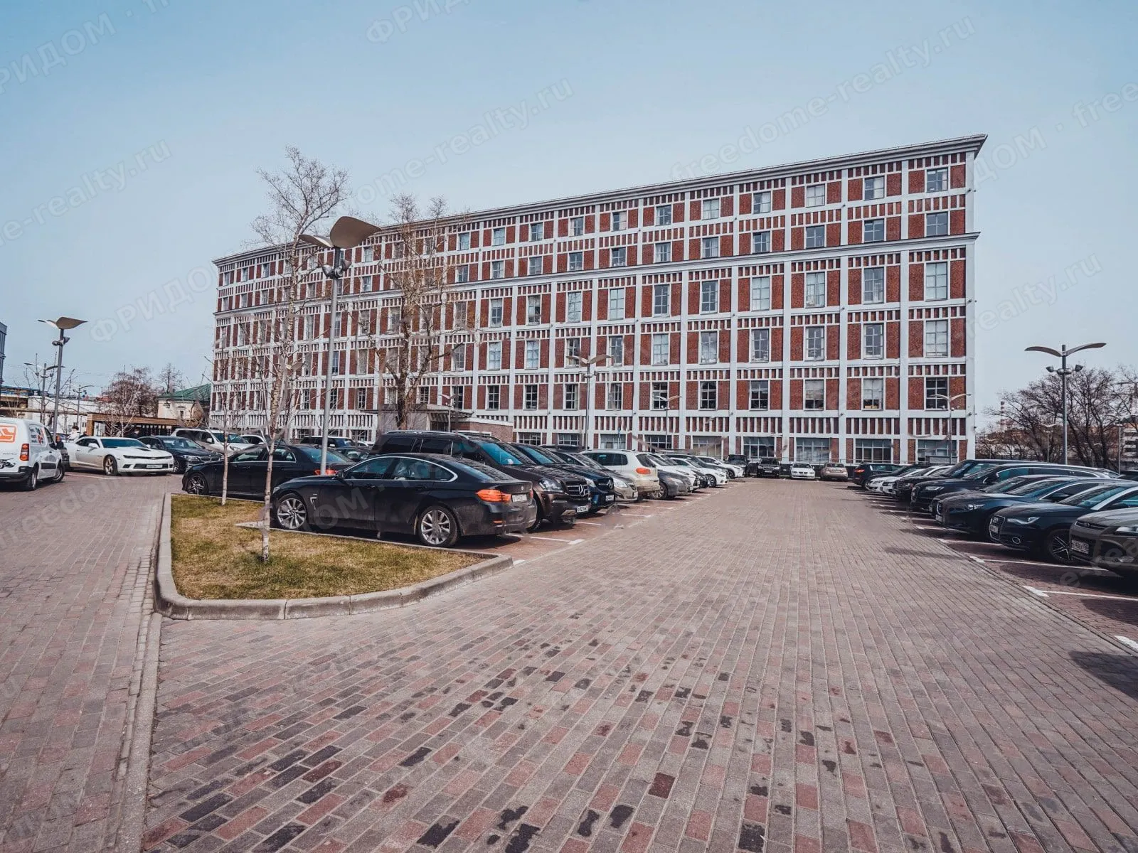 Здание БЦ W Plaza со стороны парковки, сайт комплекса