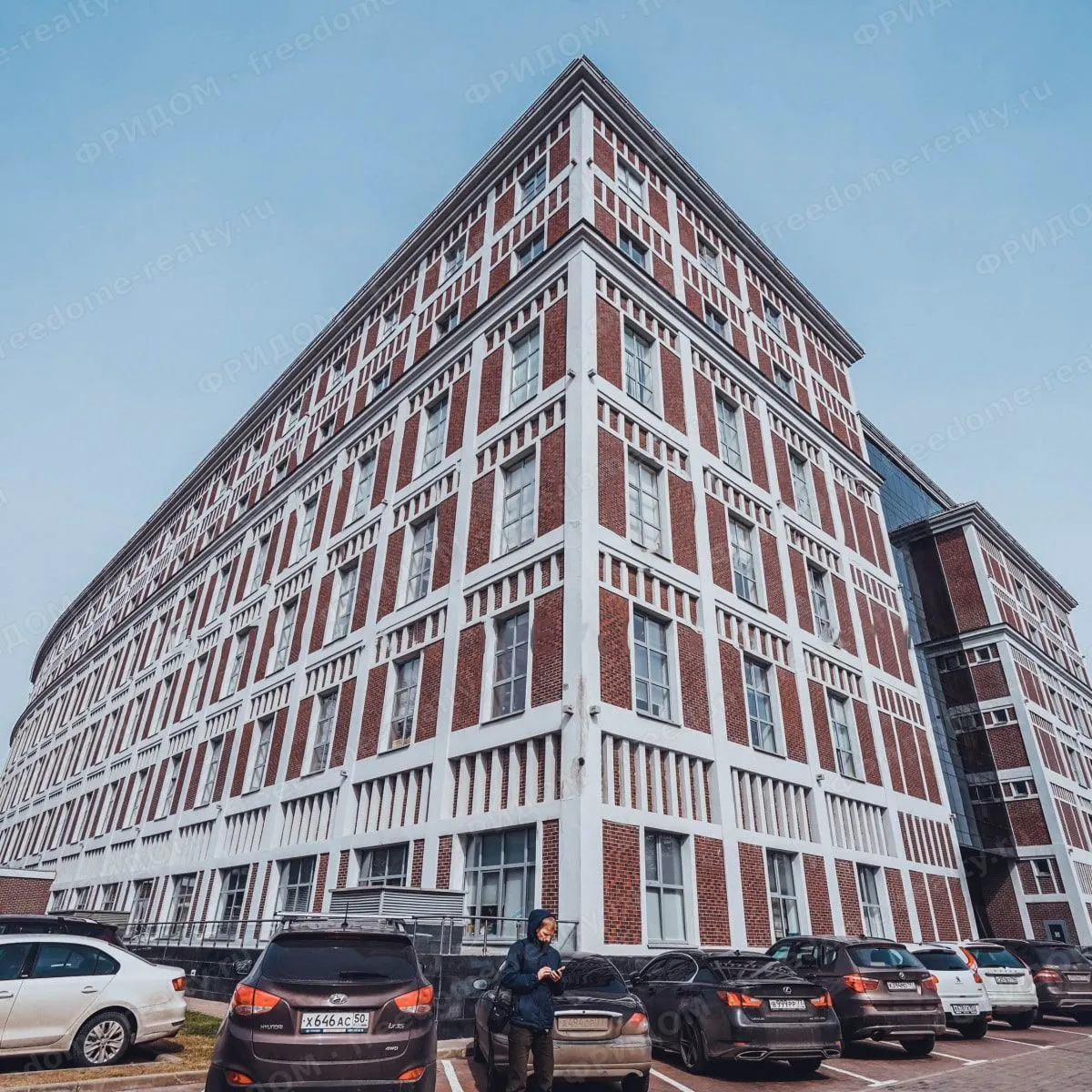 Угол здания БЦ W Plaza, кирпичный фасад