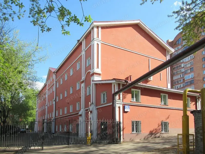 Корпус мастерских и спален: улица Короленко, дом 3А, Сокольники (БЦ «Колди Плаза»). Автор: AndyVolykhov, лицензия Wikimedia Commons: CC BY-SA 4.0.