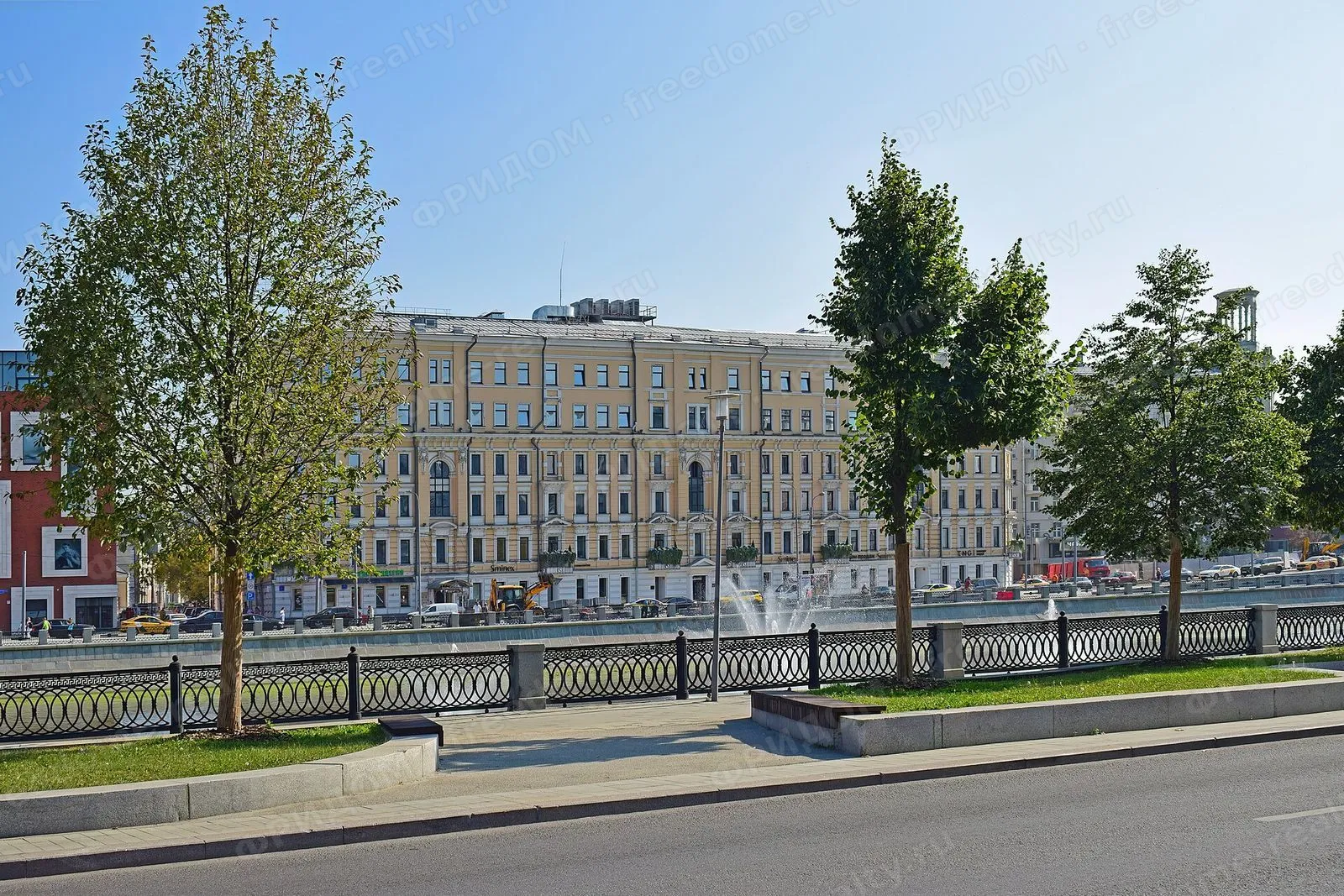 Здание на Кадашёвской набережной, 6/1/2с1, вид с Болотной набережной, август 2024. Автор: Юрий Д.К. Лицензия Wikimedia Commons: CC BY 4.0.