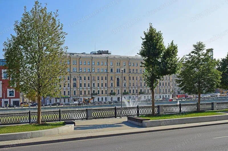 Здание на Кадашёвской набережной, 6/1/2с1, вид с Болотной набережной, август 2024. Автор: Юрий Д.К. Лицензия Wikimedia Commons: CC BY 4.0.