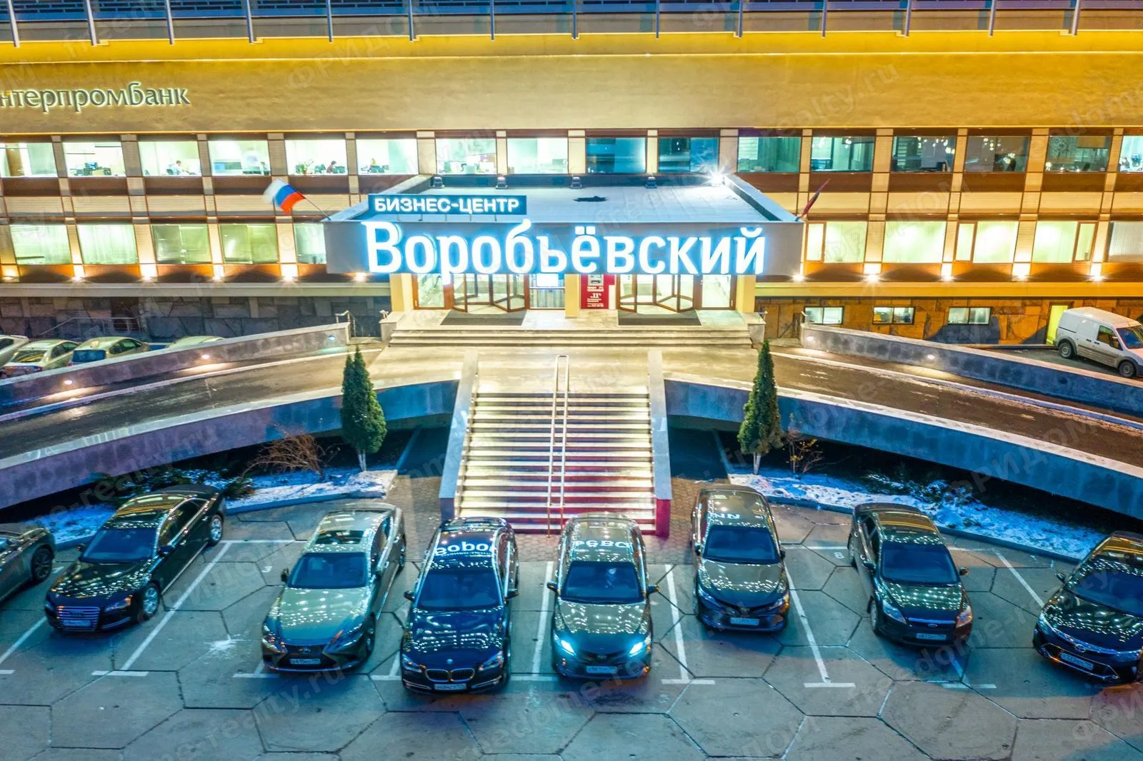 БЦ «Воробьёвский» — вход и парковка вечером