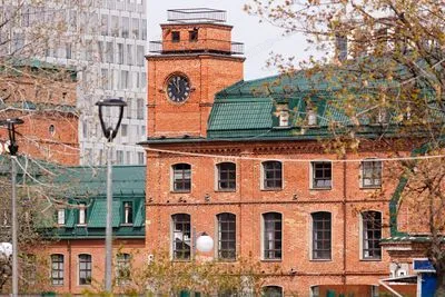 Деловой квартал «Новоспасский», здание с часовой башней, апрель 2026. Автор: Retired electrician, лицензия Wikimedia Commons: CC0.