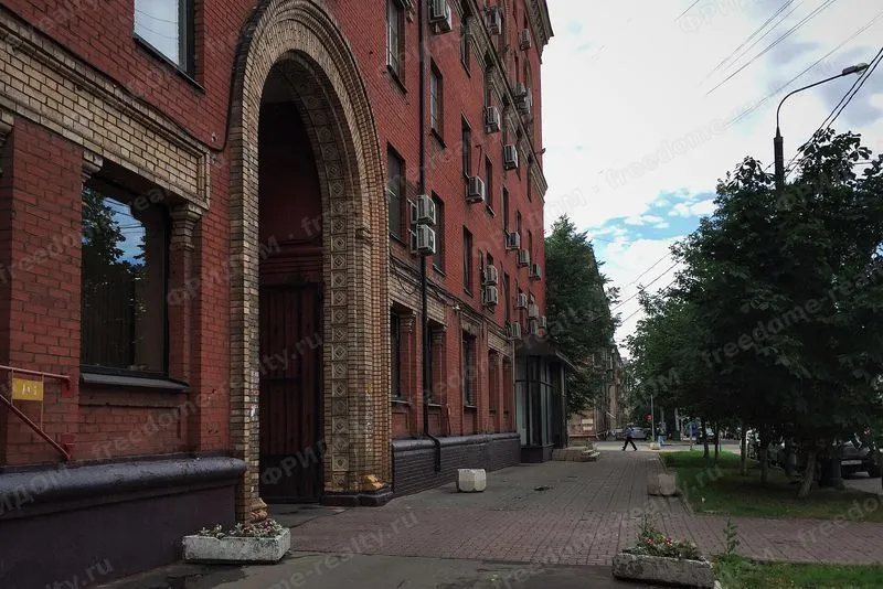 Здание на Энергетической улице, 6 (бывшее общежитие, красный корпус), 2016. Автор: Gennady Grachev. Лицензия Wikimedia Commons: CC BY 2.0.